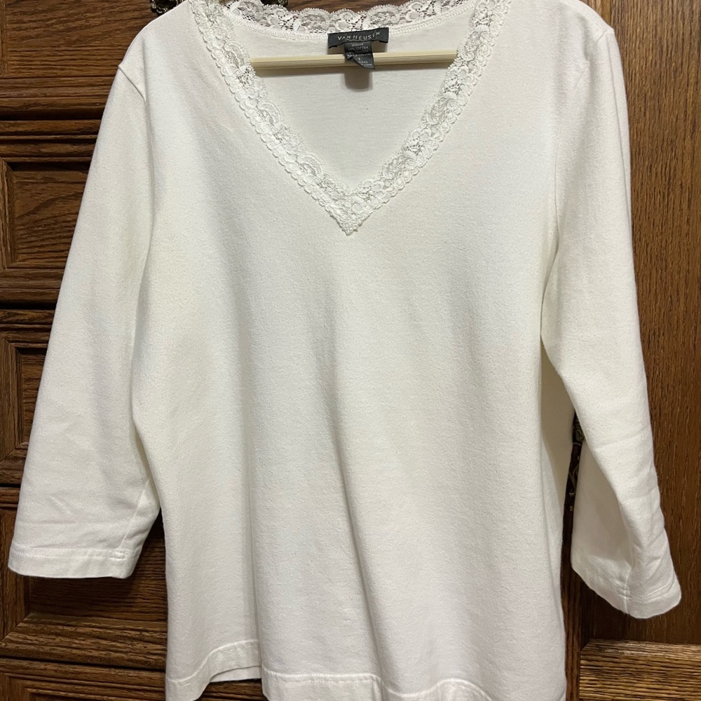 Van Heusen women’s cream large 3/4 length top, lace trim neck, smoke free